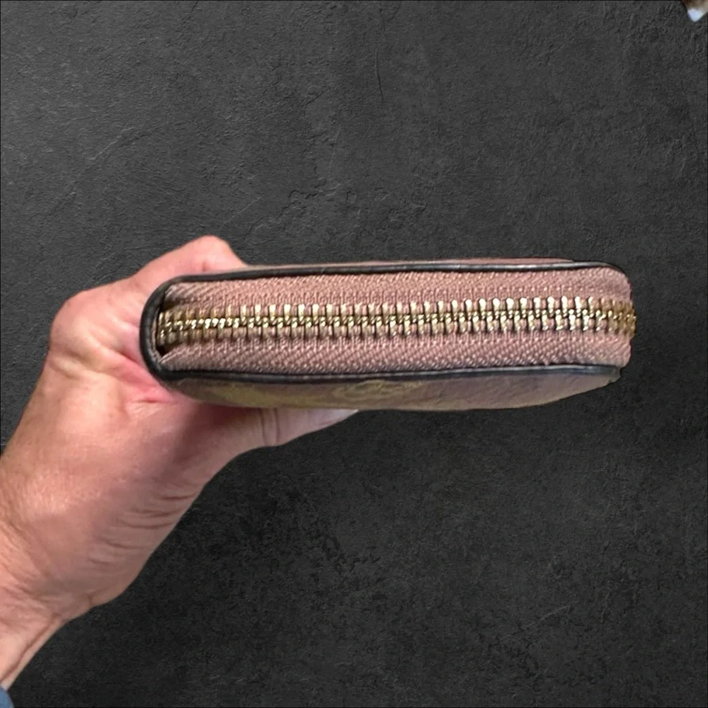 Elevate your style with this exquisite Michael Kors mauve leather wallet! GUC